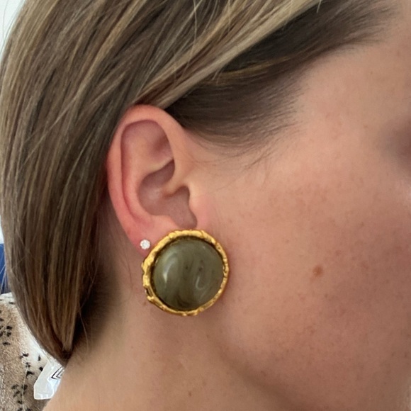 Vintage Signed Carita Paris Green and Gold Clip on Earrings - Picture 4 of 8